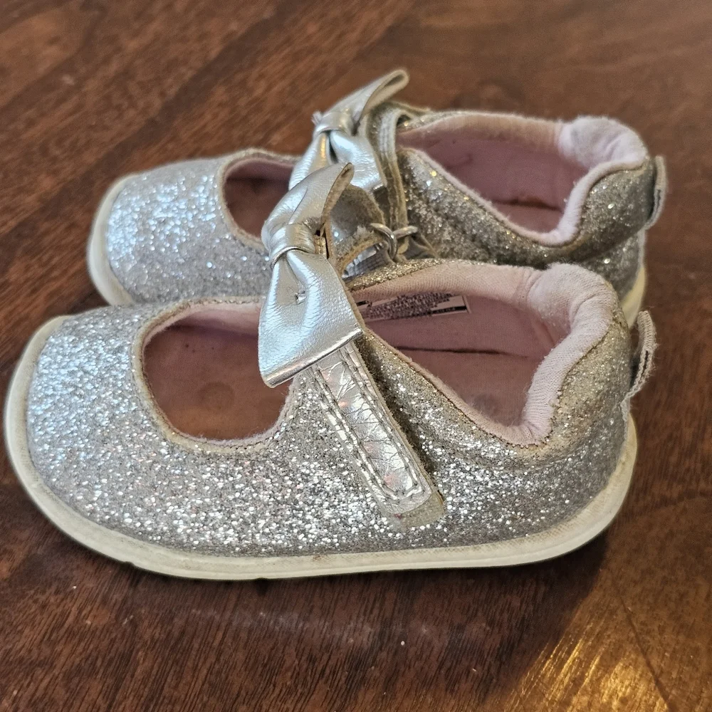 Baby Carters Sparkley Bow Strap Shoes Size 4 for baby